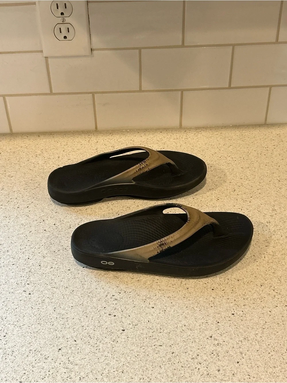 Women’s Black and Gold Thong Sandal, Size 7